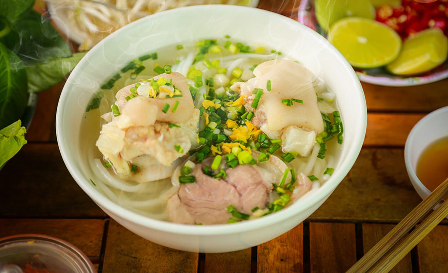 Bánh canh Năm Hồng đầy đặn topping để thưởng thức