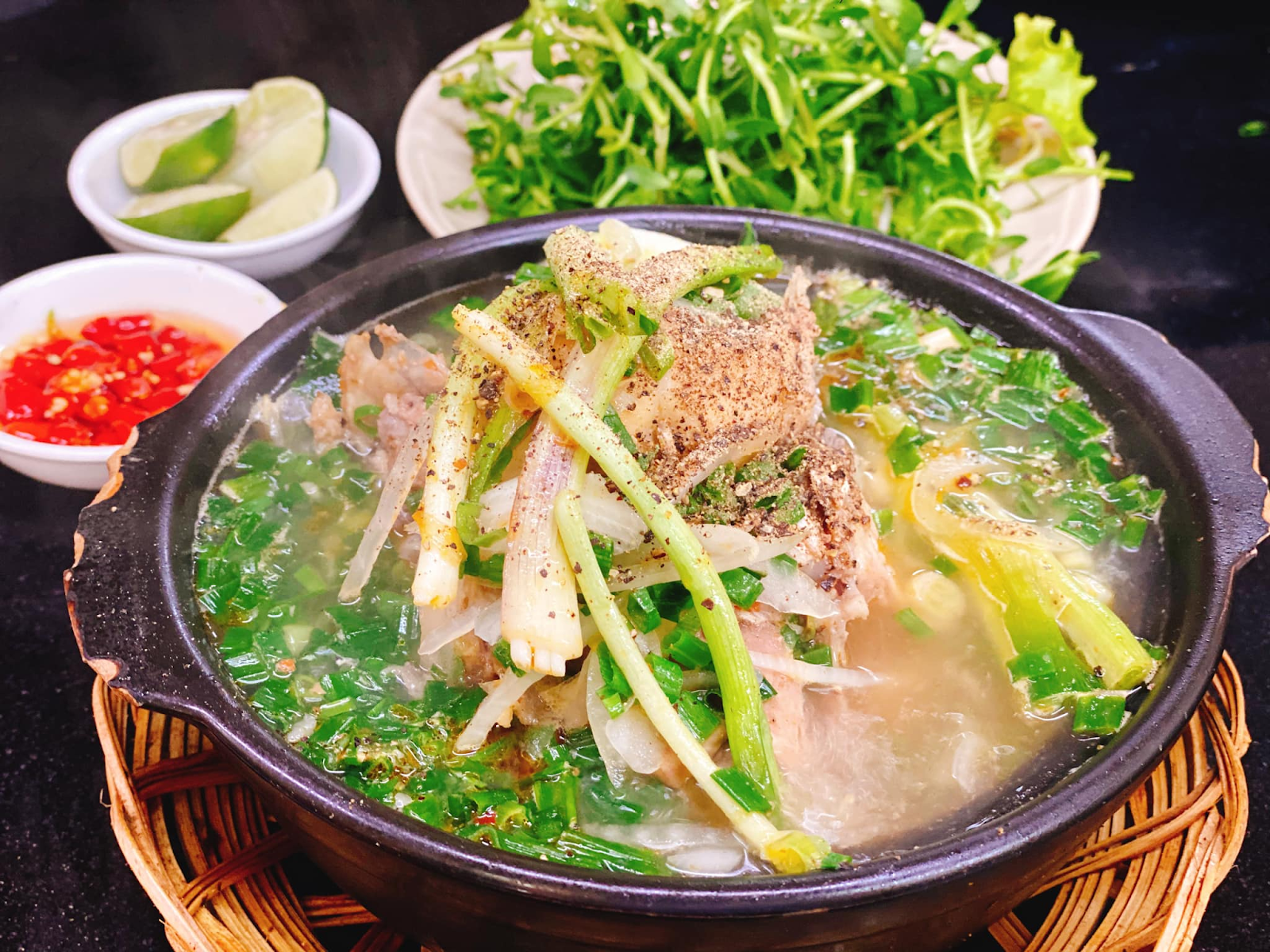 Món bánh canh nhiều topping của bánh canh Ông Cáo