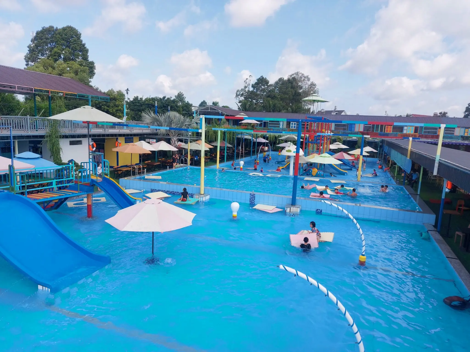 Hệ thống hồ bơi rộng lớn tại khu vui chơi Sala Tây Ninh