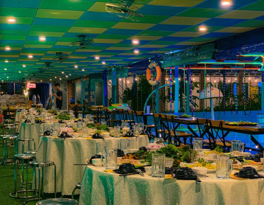 Khu vực nhà hàng được trang trí và sắp xếp gọn gàng 