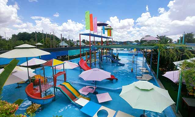 Khu vực hồ bơi với không gian rộng lớn 