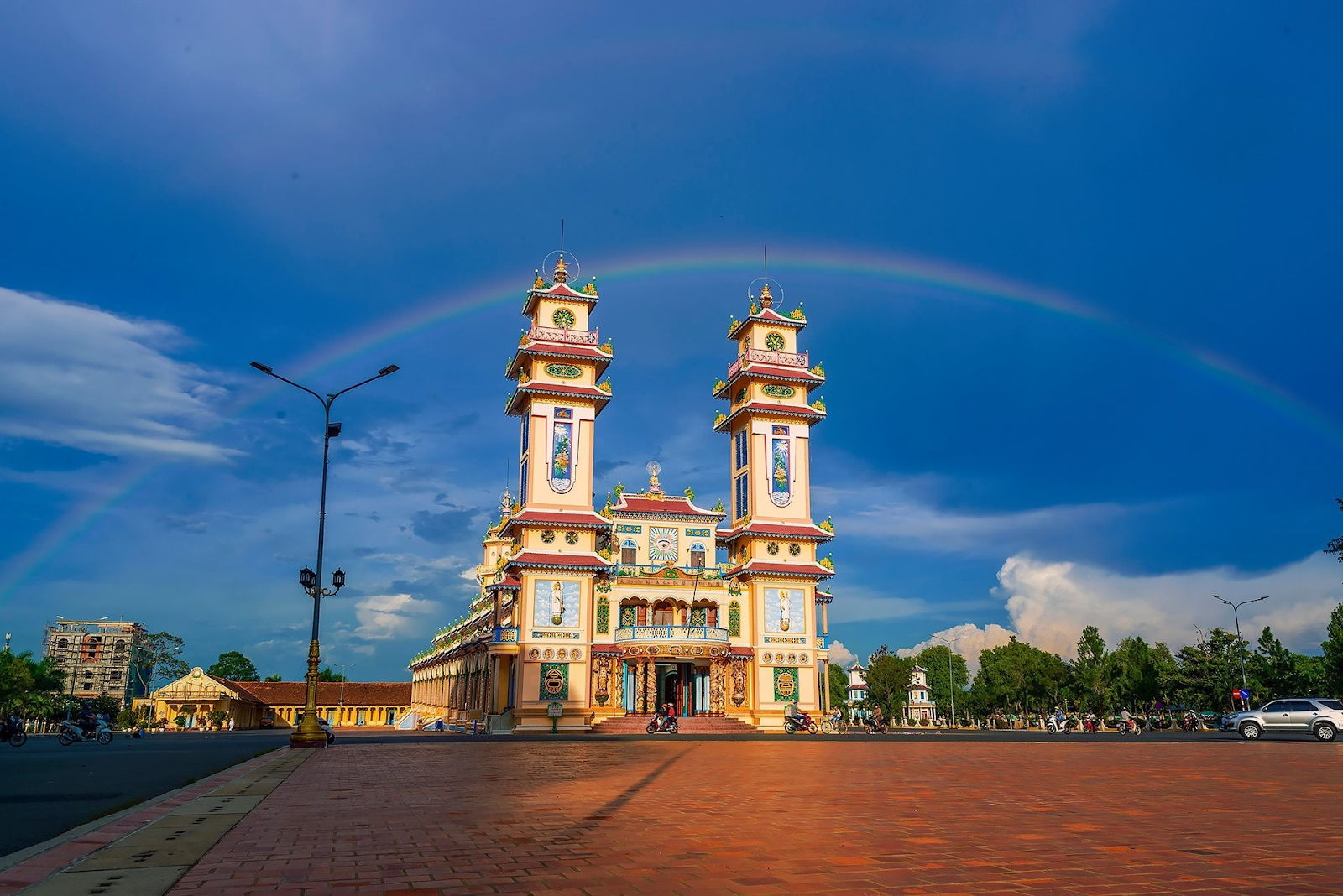 Vẻ đẹp của Tòa Thánh Cao Đài với cầu vồng trên bầu trời. 
