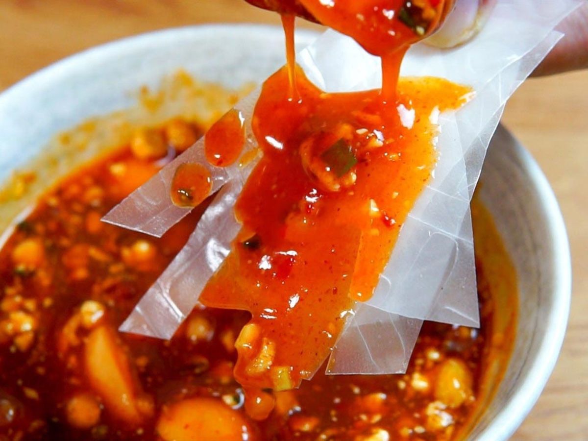 Bánh tráng me Tây Ninh mang dấu ấn hương vị riêng thu hút thực khách. 