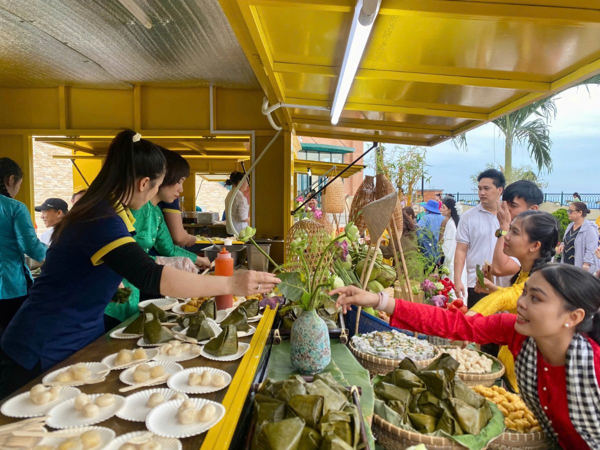 The period from 6 AM - 8 AM is the ideal time to enjoy breakfast in Tay Ninh. 