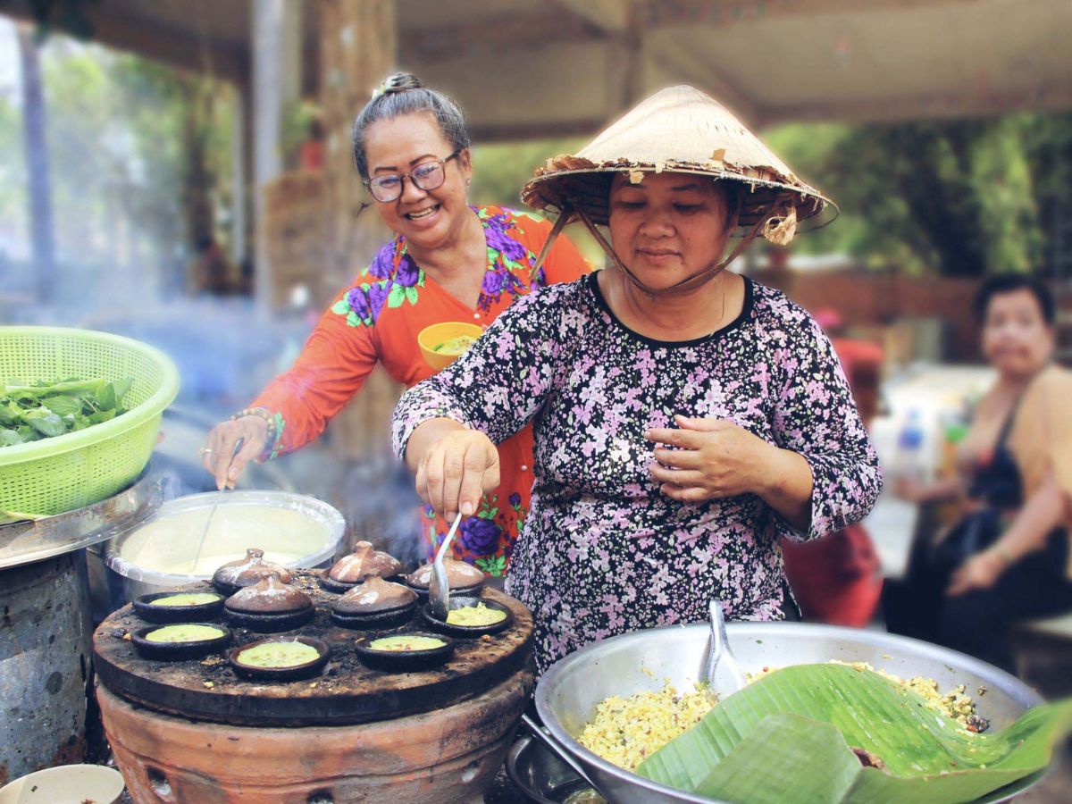 Enjoy breakfast at traditional Tay Ninh markets to explore local cuisine. 