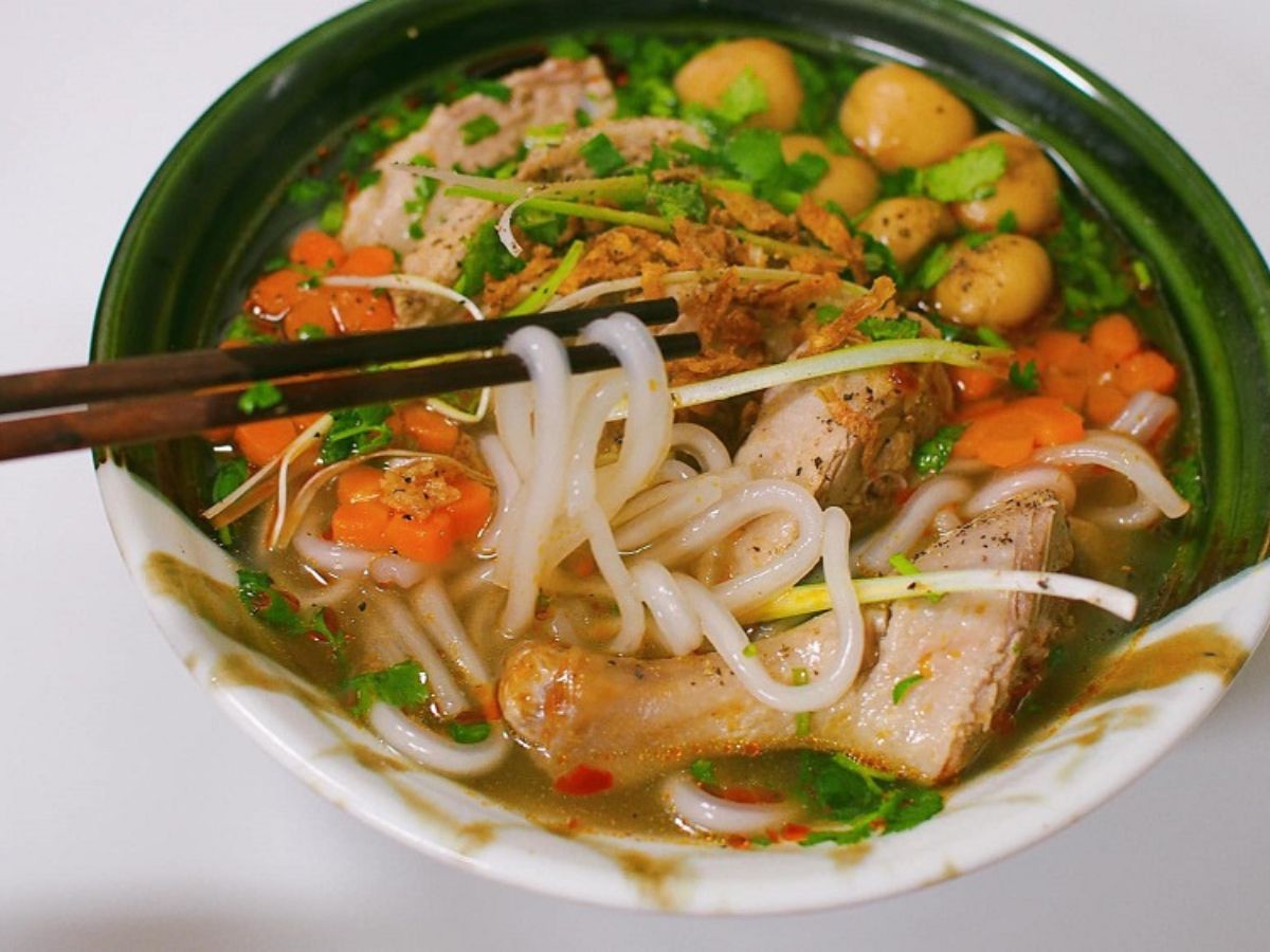 Banh Canh Trang Bang is often the choice for a Tay Ninh breakfast for local people. 
