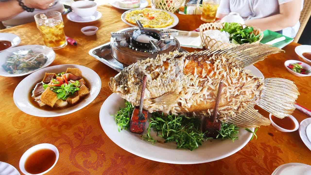 Du khách nên đặt bàn sớm để đảm bảo địa chỉ và chất lượng dịch vụ ổn định.