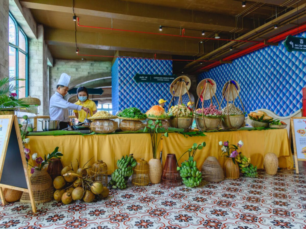 Thưởng thức ẩm thực trên lưng trừng núi Bà Đen mang lại trải nghiệm thú vị cho du khách.