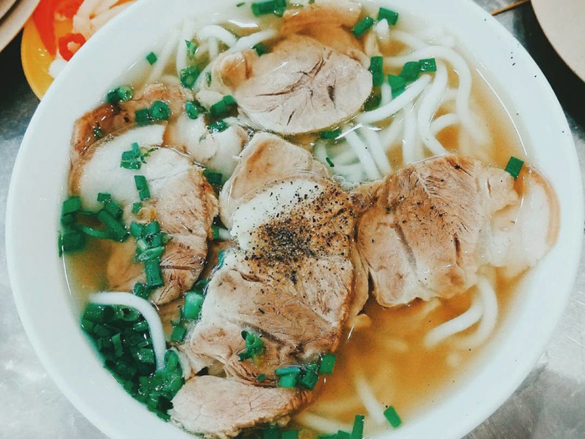 Bánh canh Út Huệ với nước hầm thanh ngọt phù hợp là bữa ăn trưa tinh tế.