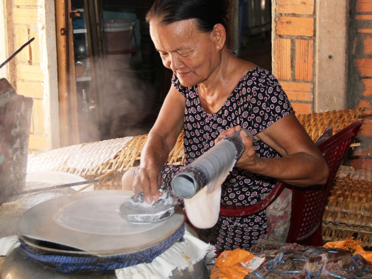 Bánh tráng phơi sương Trảng Bàng được sử dụng nhiều trong nhiều món ăn dân giã của vùng đất thánh.