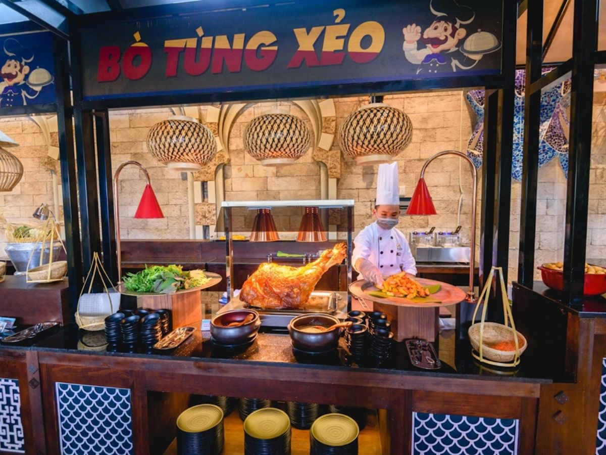 Thưởng thức ẩm thực tại nhà hàng Buffet Vân Sơn, Sun World Ba Den Mountain. 