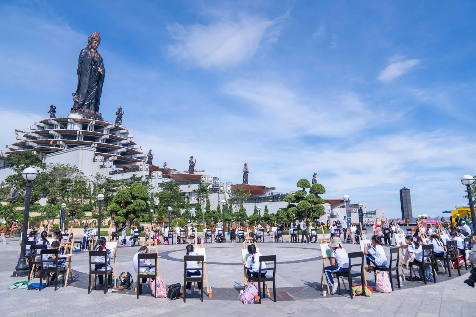 Các em học sinh trải nghiệm hoạt động ngoại khoá đầy ý nghĩa trên đỉnh núi Bà