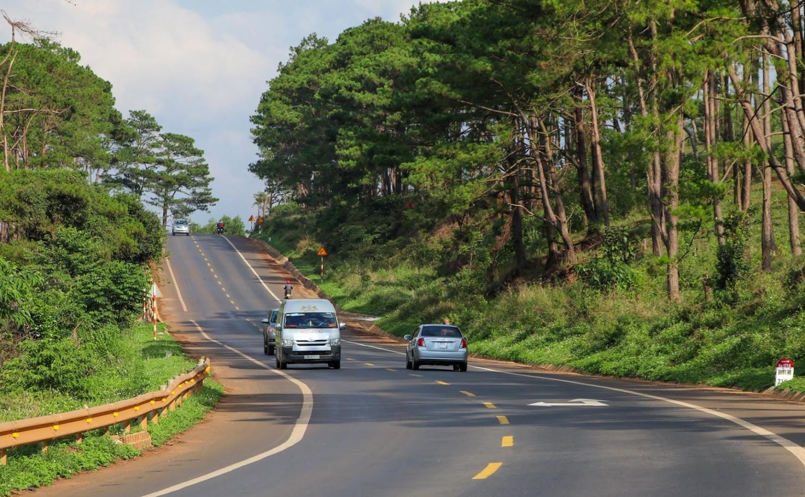 Thử thách tay lái bằng những đường đèo ngoạn mục qua tuyến đường Hồ Chí Minh.