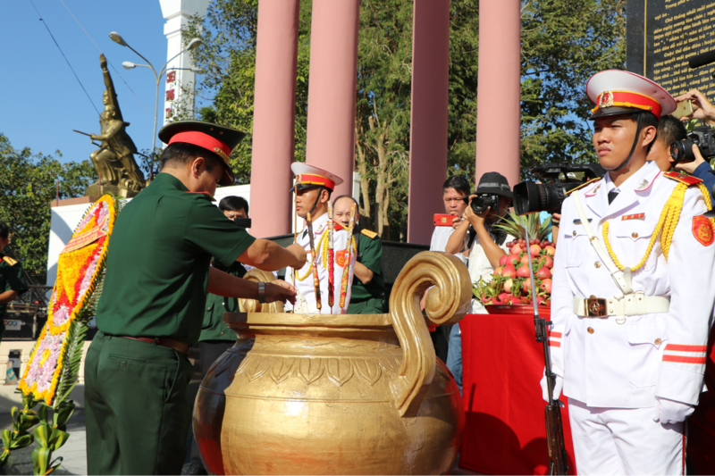 General Le Chiem offered incense to commemorate the Tua Hai Victory historical site on 05/01/2020