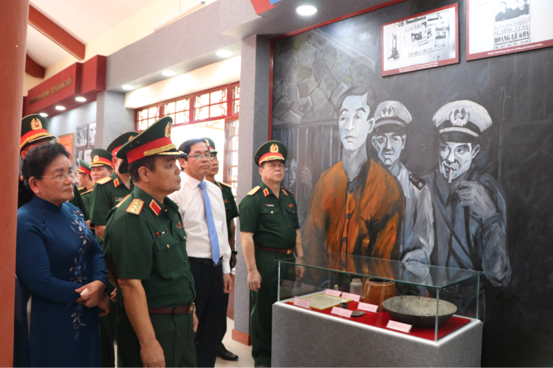 Images of officials visiting the artifact exhibition area