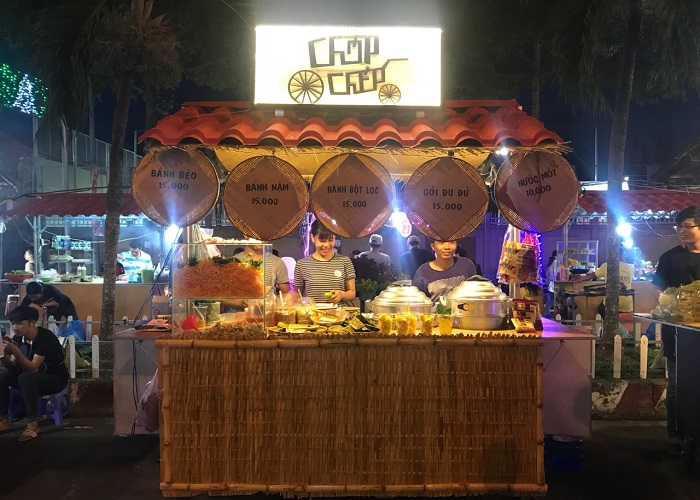 Gian hàng ẩm thực tại chợ đêm Tây Ninh.