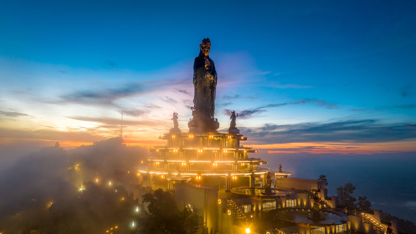 Tượng Phật Bà Tây Bổ Đà Sơn tọa lạc trên đỉnh núi.