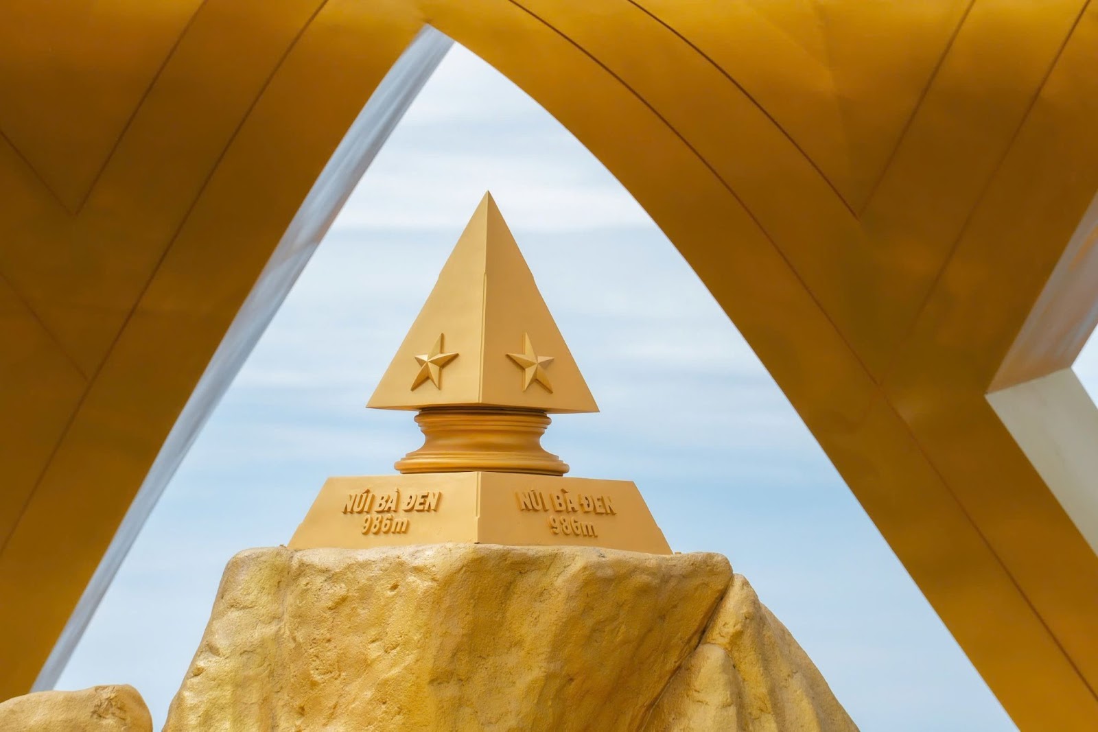 Đỉnh núi Bà Đen là nơi tọa lạc của tượng Phật Câu Na Ham Mâu ni.