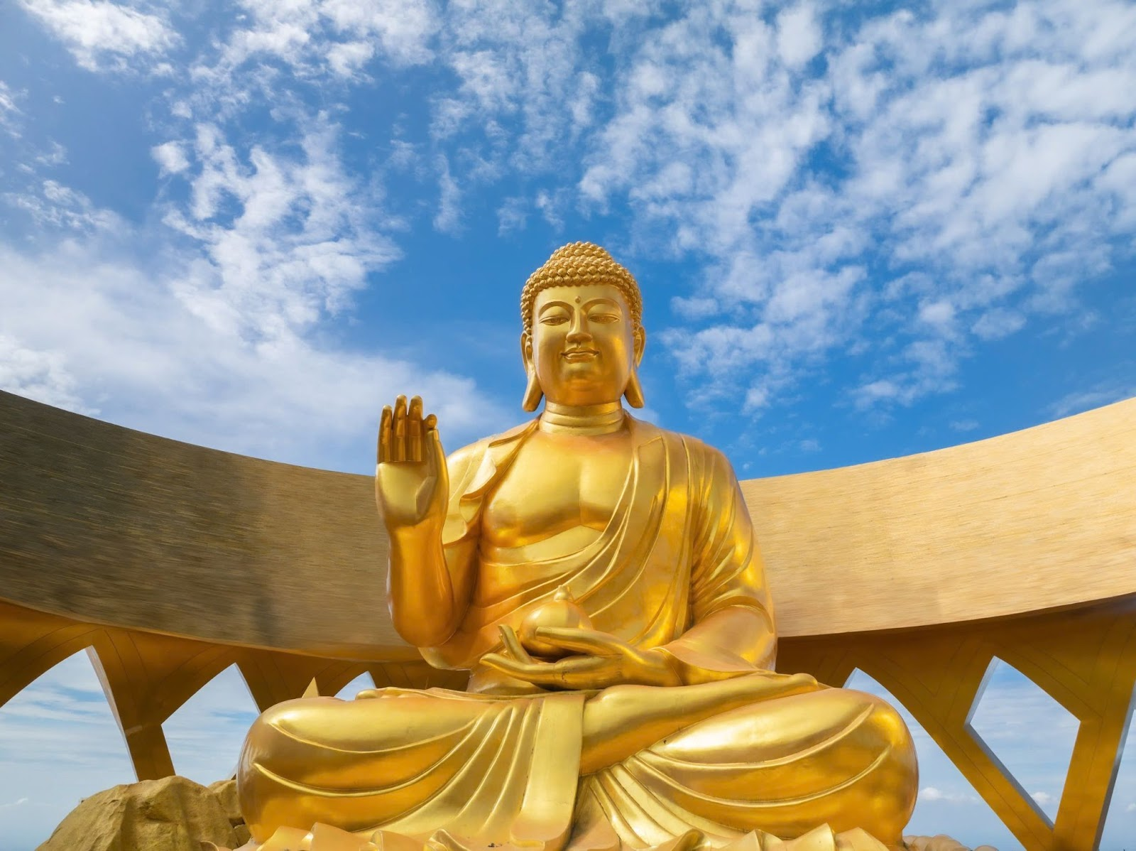 Tượng Đức Phật Câu Na Hàm tọa lạc trong khu vườn thiền tại Ưu Đàm.