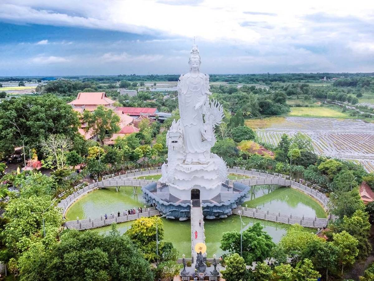 Chùa Gò Kén có lịch sử hơn một thế kỷ, nổi bật với kiến trúc hòa quyện giữa truyền thống và nét hiện đại. 