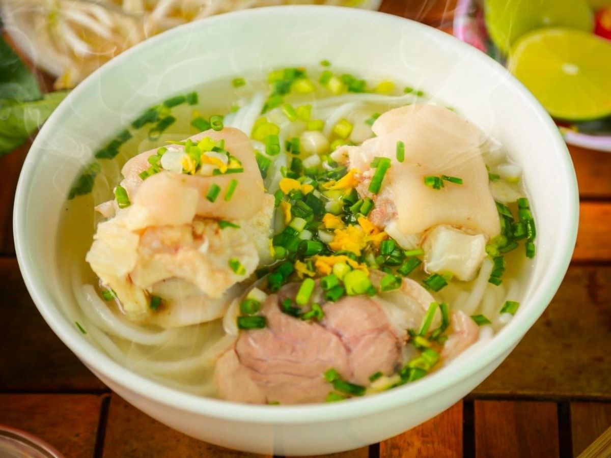 Bánh canh Trảng Bàng là món ăn không thể thiếu trong danh sách.