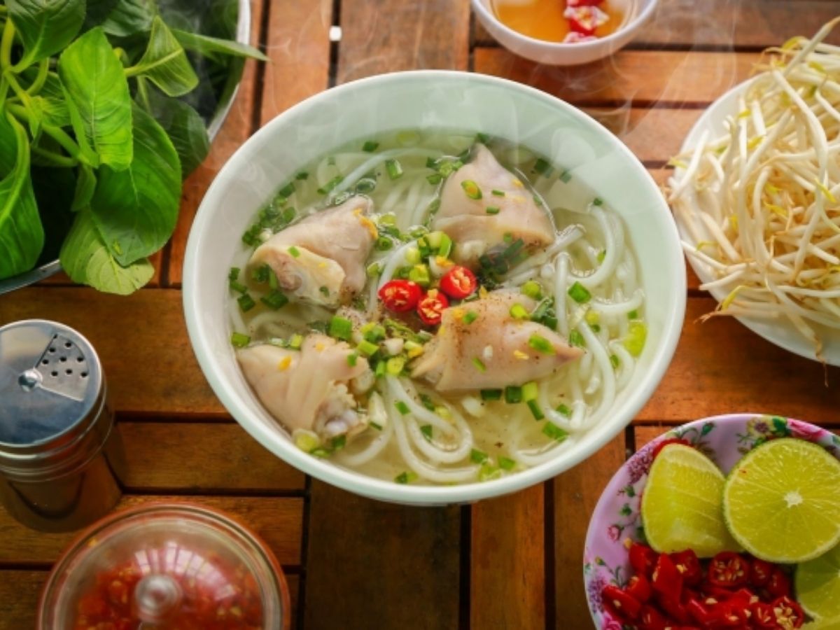 Bánh canh Trảng Bàng với nước dùng trong, sợi bánh dai là món ưa thích của nhiều du khách