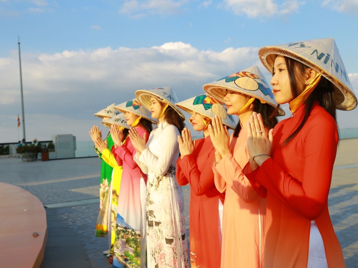 Khi đến Hội xuân Núi Bà Đen, việc lựa chọn trang phục kín đáo, lịch sự, phù hợp với không gian tâm linh.