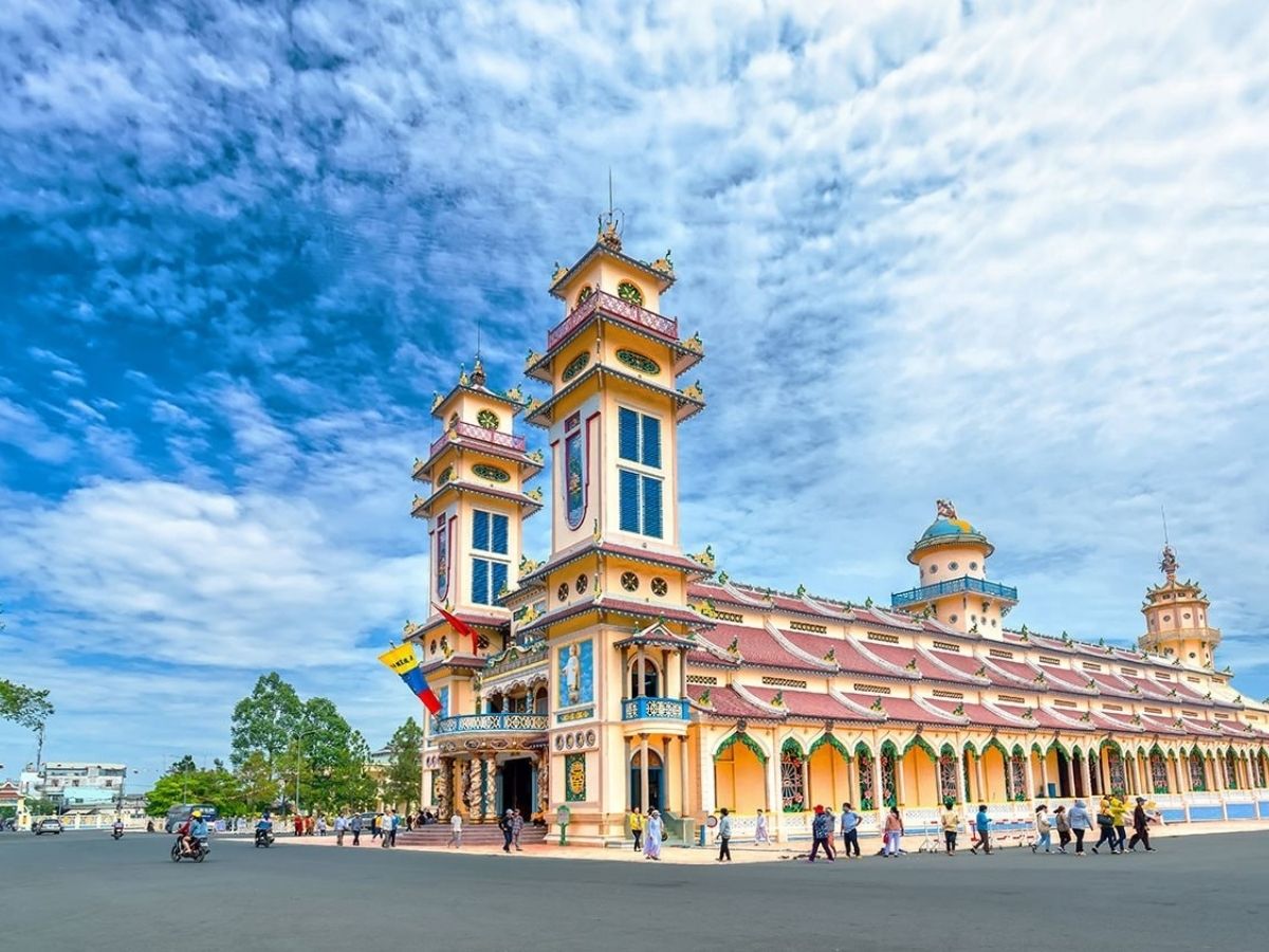Tòa Thánh Tây Ninh là công trình tôn giáo nổi tiếng nhất của đạo Cao Đài. 
