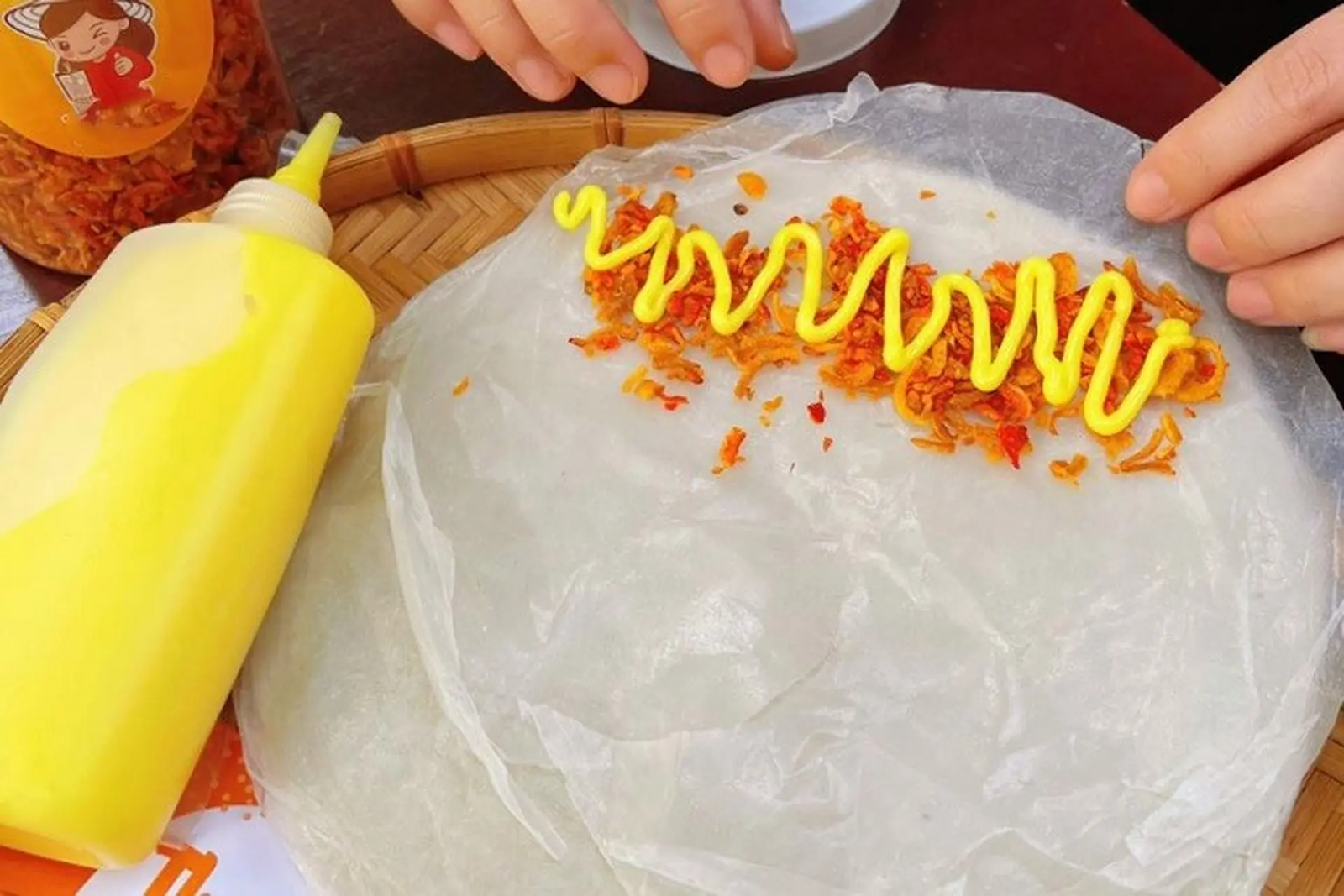 Bánh tráng phơi sương là món ăn truyền thống của người dân Tây Ninh. 