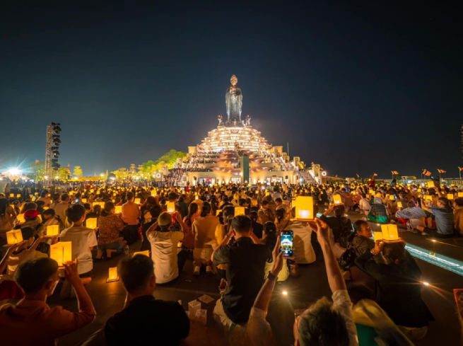 Hình ảnh dâng đèn hoa đăng tại hội xuân núi Bà Đen.