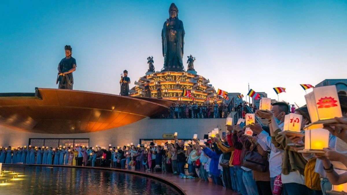 Du khách khám phá và tham gia vào các lễ hội nổi tiếng. 