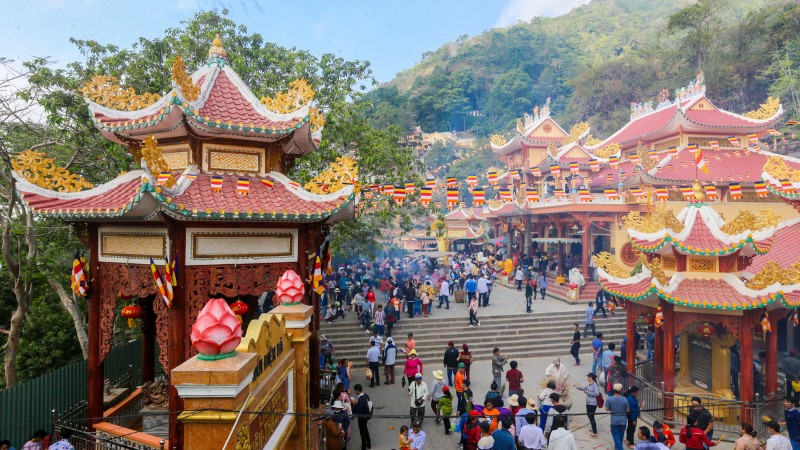 Đông đảo người dân hành hương chiêm bái đầu xuân. 