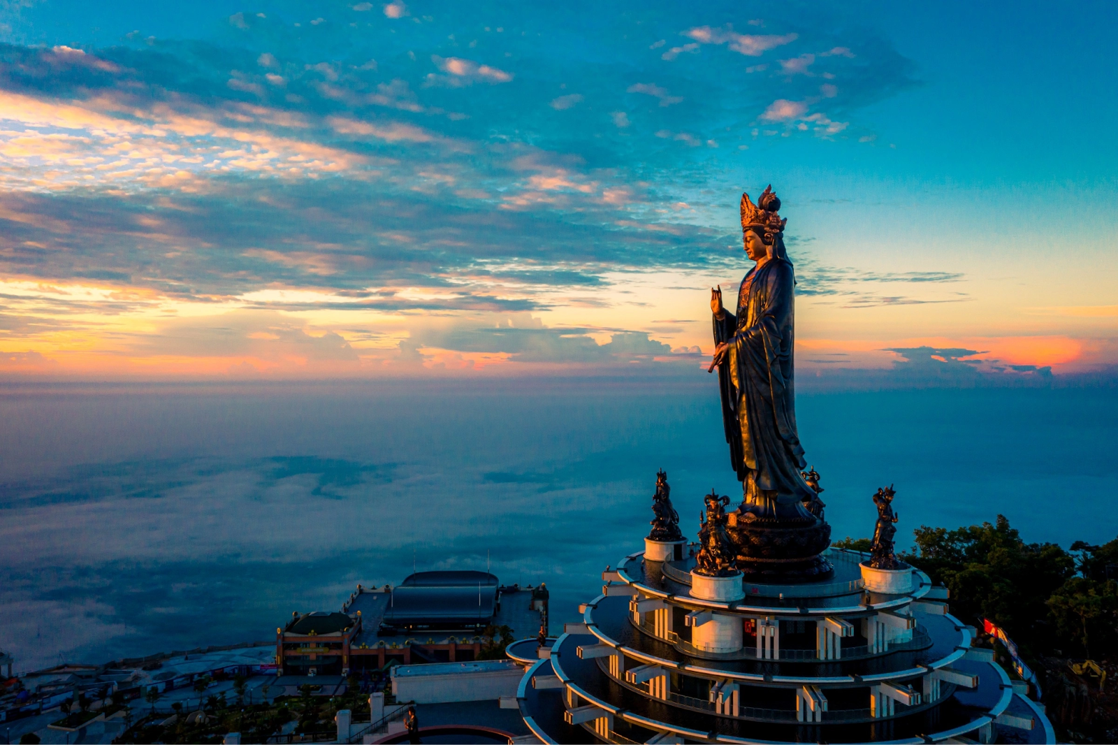 Núi Bà Đen sở hữu công trình tâm tượng Phật Bà Tây Bổ Đà Sơn. 