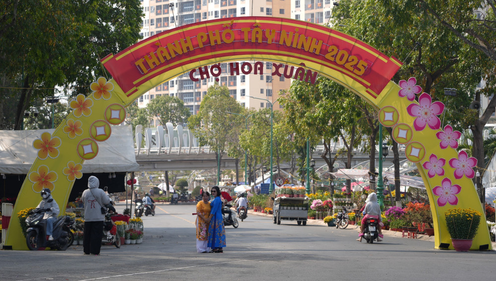 Chợ hoa xuân Tây Ninh vào đầu năm 2025.