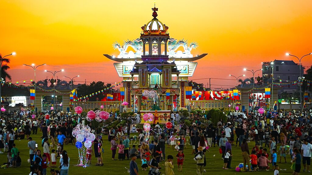 Không khí nhộn nhịp đông vui tại lễ hội.