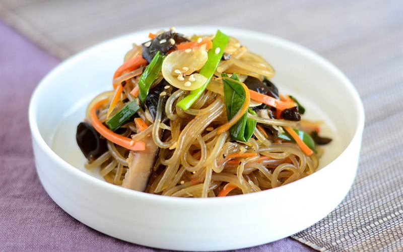 Miến xào chay với topping là rau củ.