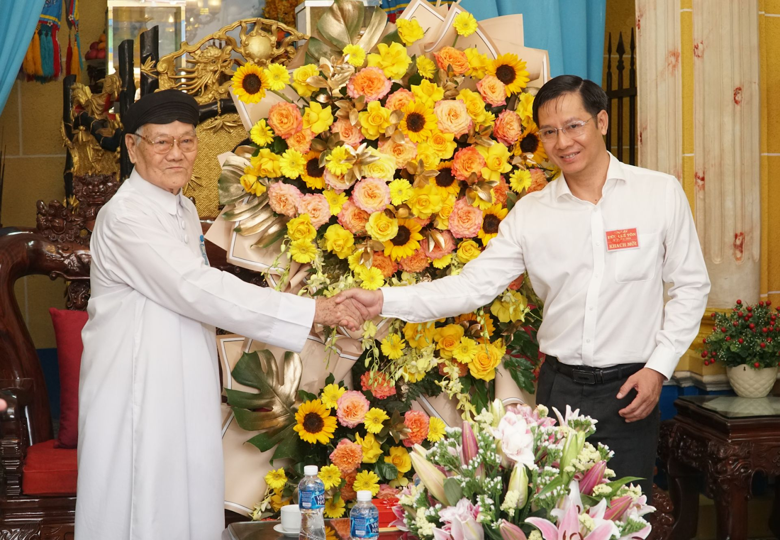 Bí thư Tỉnh uỷ Nguyễn Thành Tâm tặng hoa Đầu sư Thượng Tám Thanh.