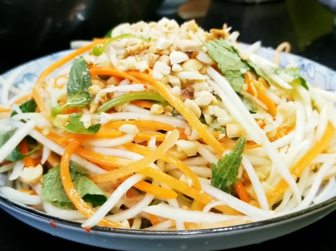 Gỏi đu đủ kết hợp cùng đậu phộng kích thích vị giác. 