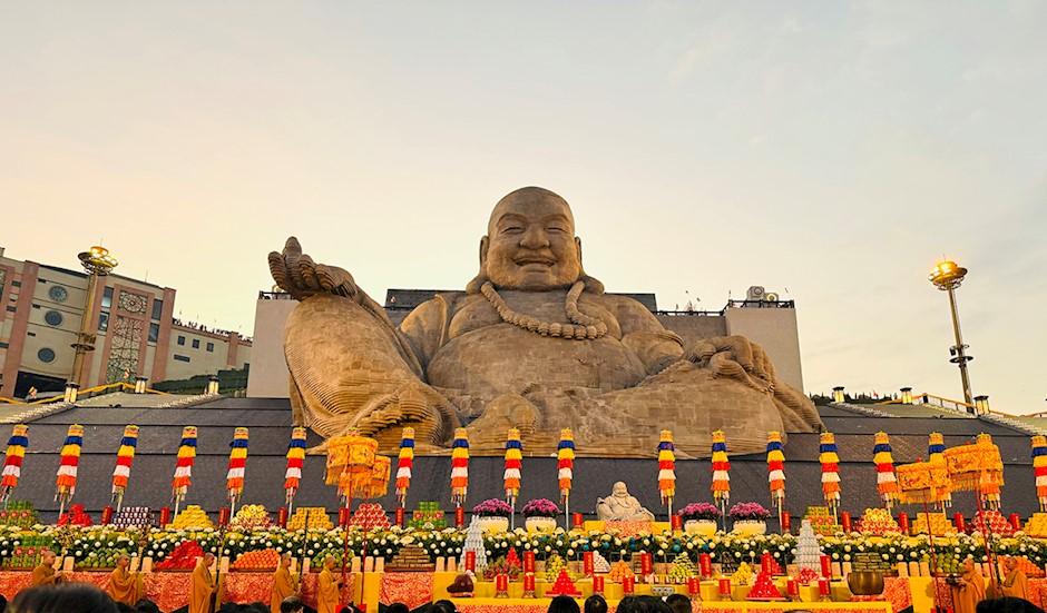 Nụ cười hiền hậu của Tôn Tượng Bồ Tát Di Lặc 