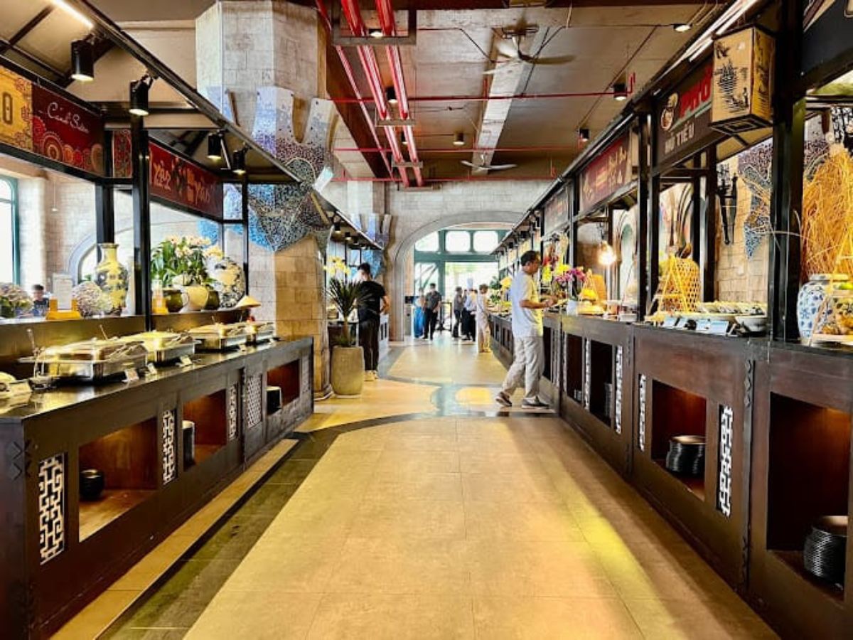 Nhà hàng Vân Sơn sở hữu không gian rộng rãi với sức chứa lớn.