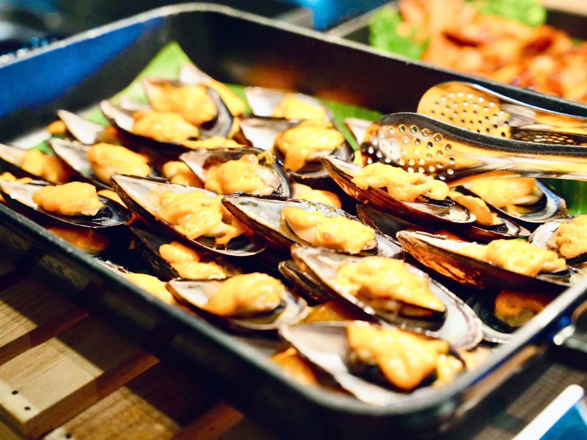 Quầy nướng với nguyên liệu tươi ngon được chế biến chuẩn vị địa phương.