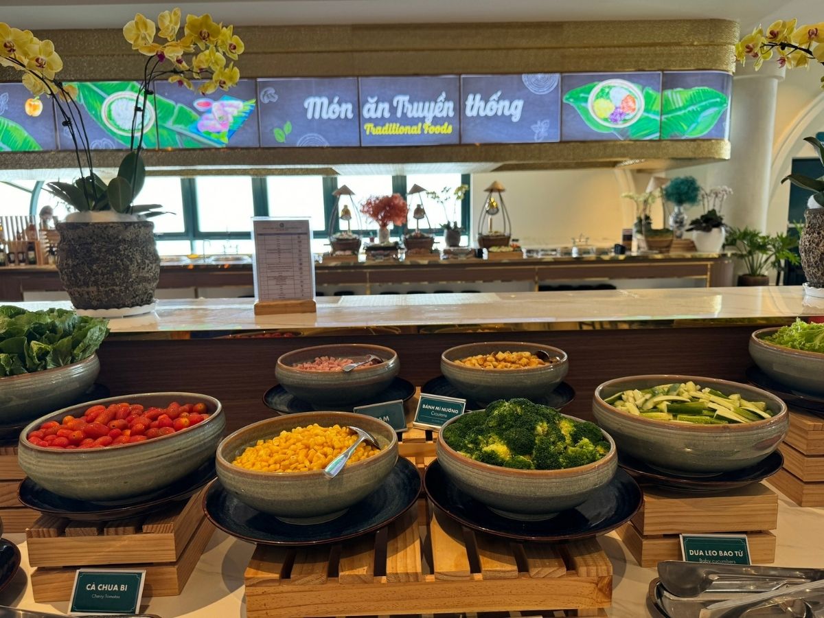 Thực đơn nhà hàng Vân Sơn đa dạng với hơn 80 món ăn Âu Á.