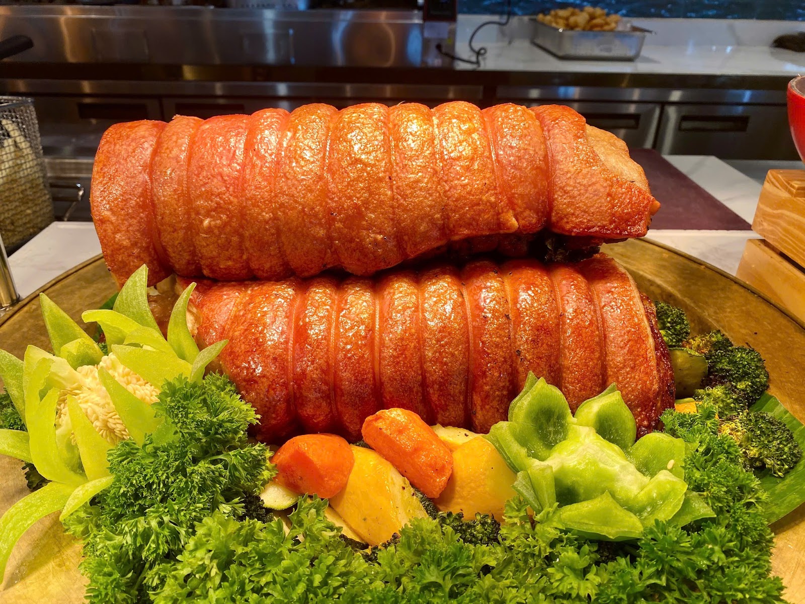 Đa dạng các món ăn từ Á sang Âu được chuẩn bị tỉ mỉ.