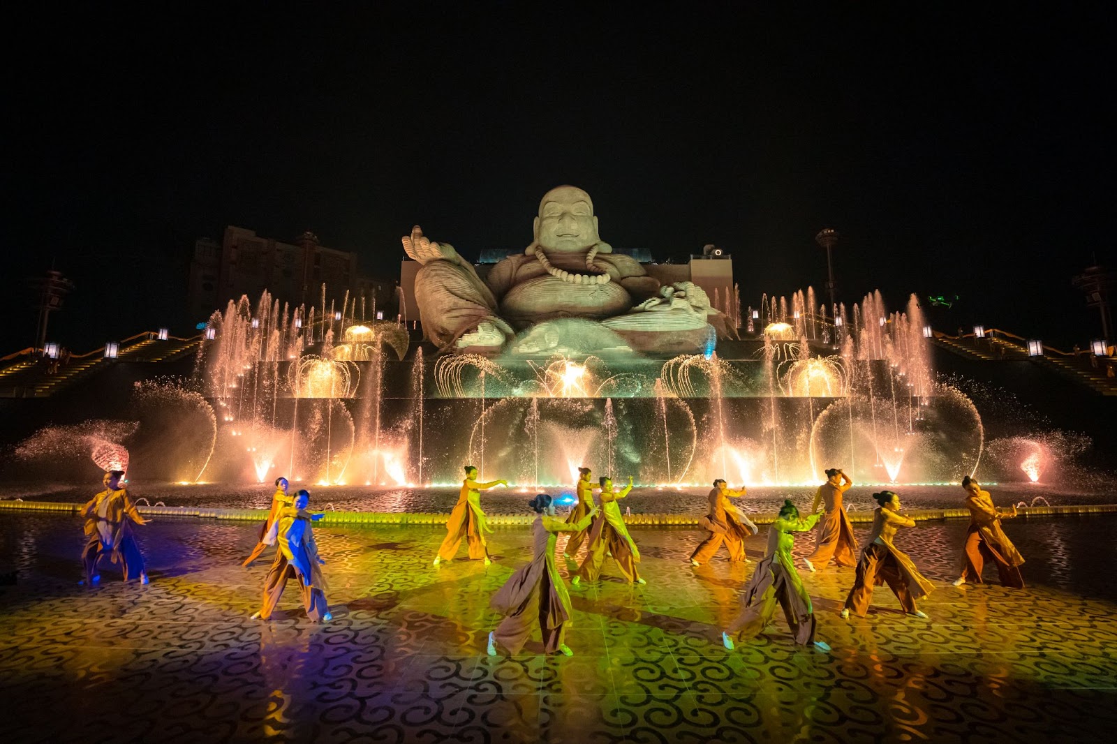 Show nhạc nước hoành tráng được tổ chức ngay dưới chân Tôn tượng Bồ Tát Di Lặc.