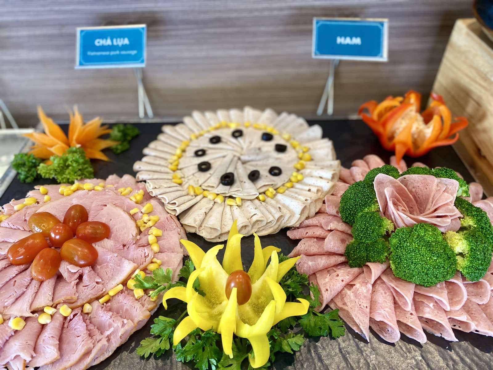 Ẩm thực truyền thống luôn được nhà hàng Vân Sơn chú trọng.