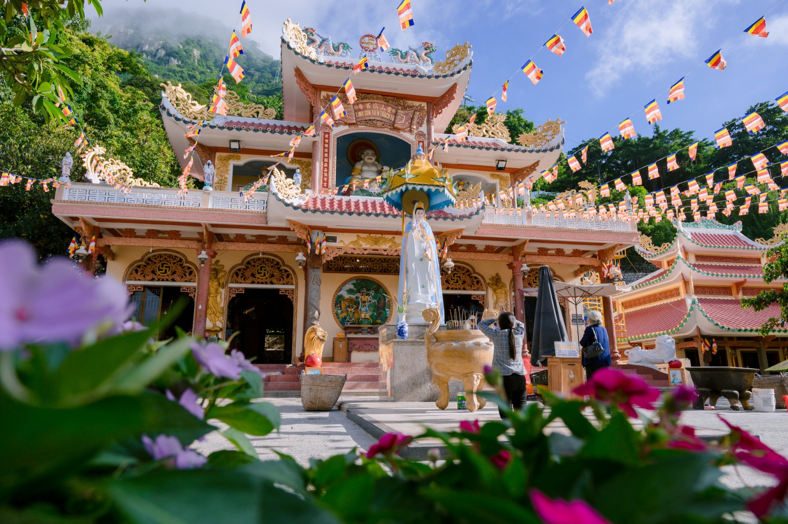 Đến chiêm bái Linh Sơn Tiên Thạch Tự để tìm lại bình yên trong tâm hồn.