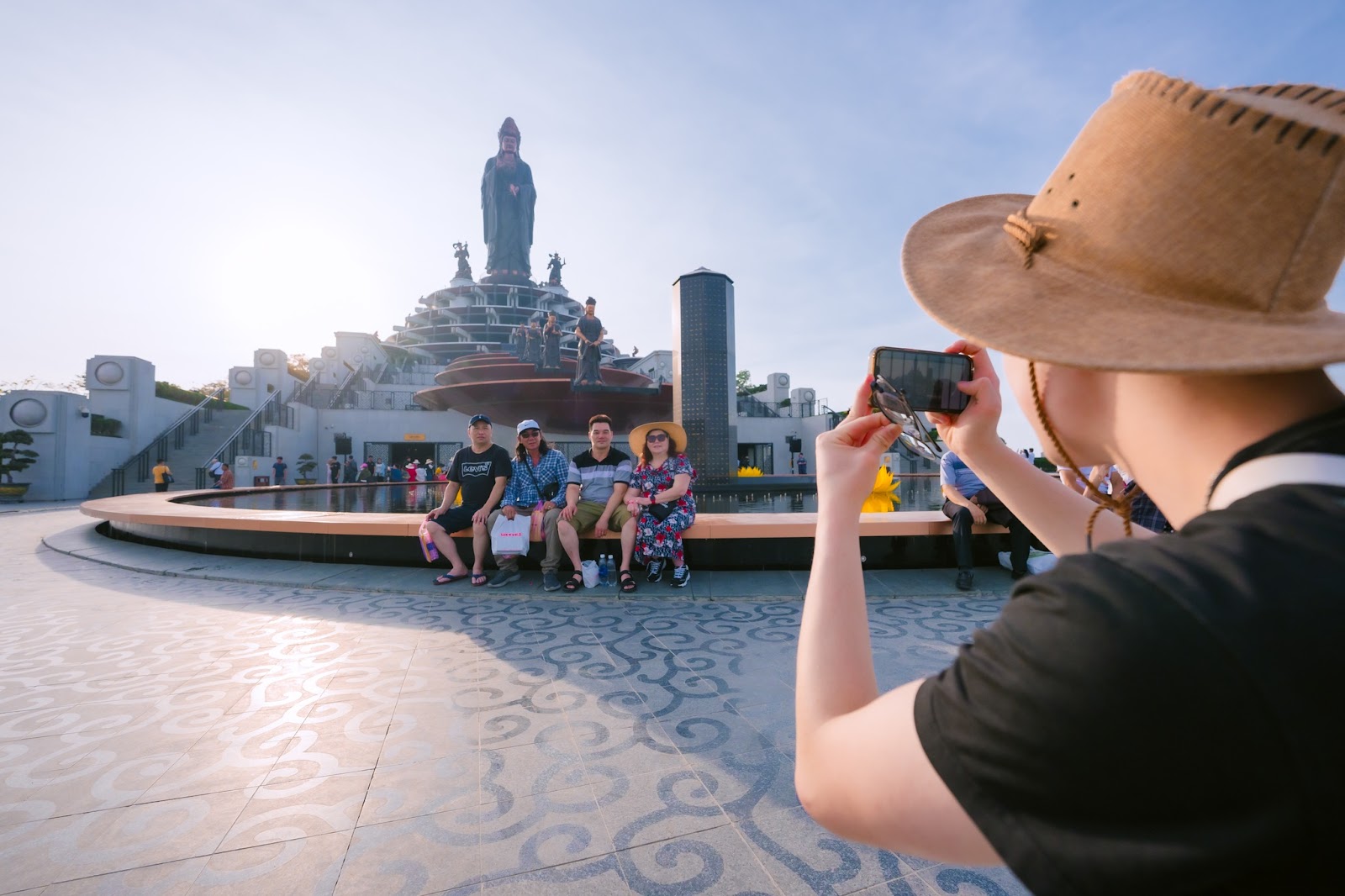 Lưu giữ nhưng khoảnh khắc trên đỉnh núi linh thiêng cùng gia đình và bạn bè.