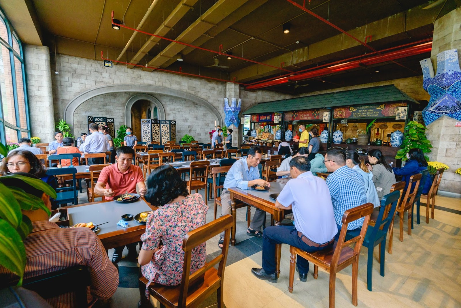 Không gian rộng rãi tại nhà hàng Vân Sơn tạo sự thoải mái cho du khách ghé thăm.