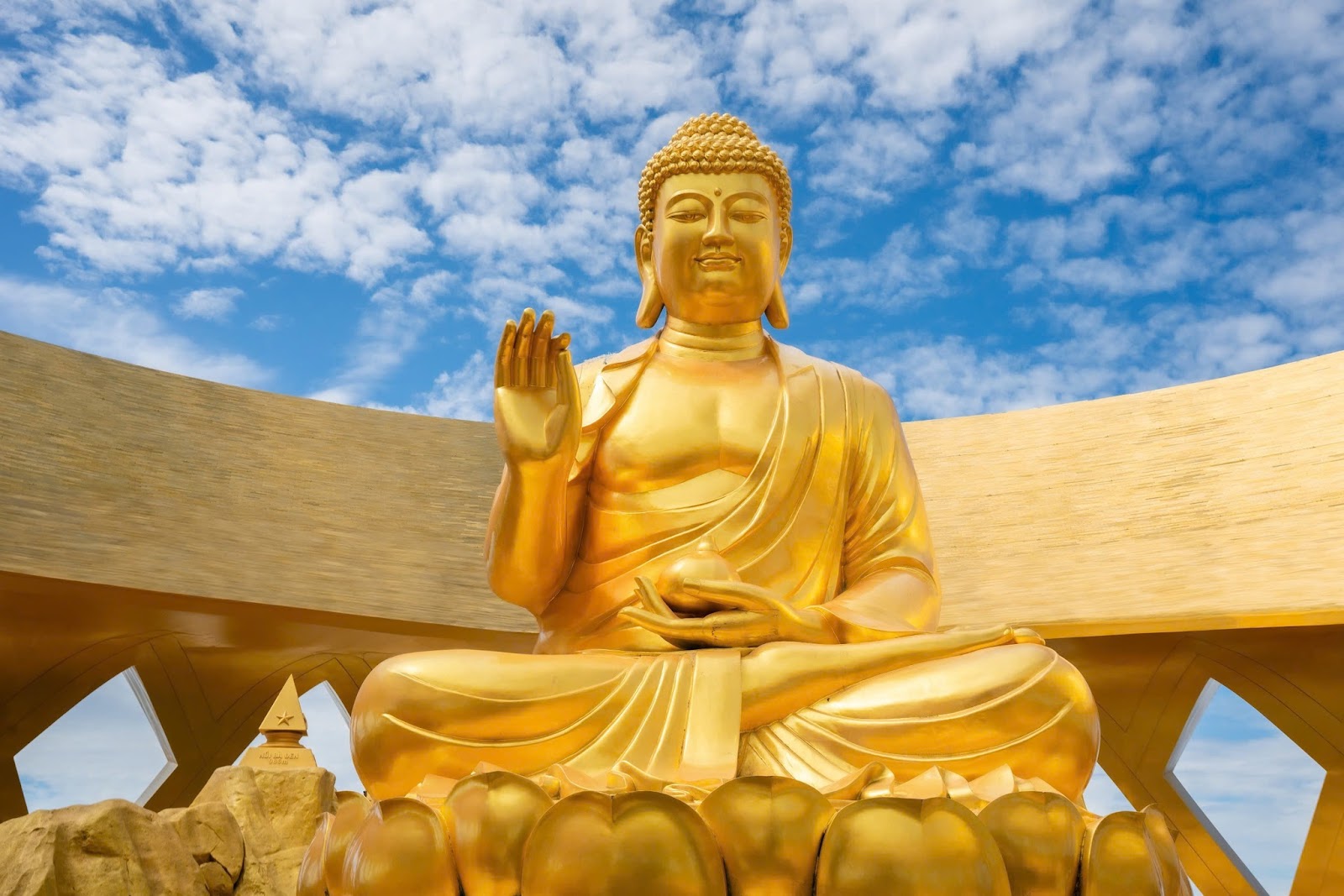 Tôn tượng Đức Phật Câu Na Hàm Mâu Ni tại vườn Ưu Đàm.