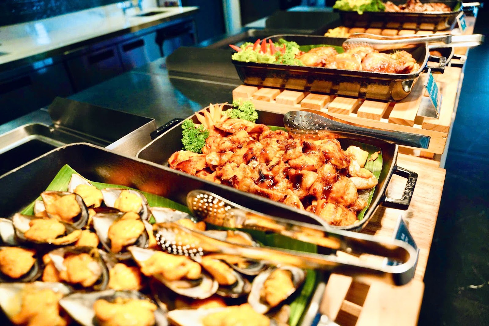 Đa dạng món ăn được chuẩn bị trong thực đơn buffet của nhà hàng.